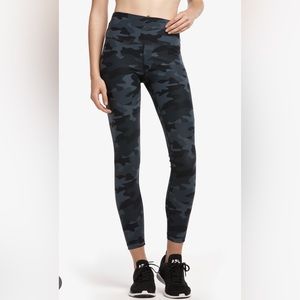 Lole black camo leggings size small.  We without tags